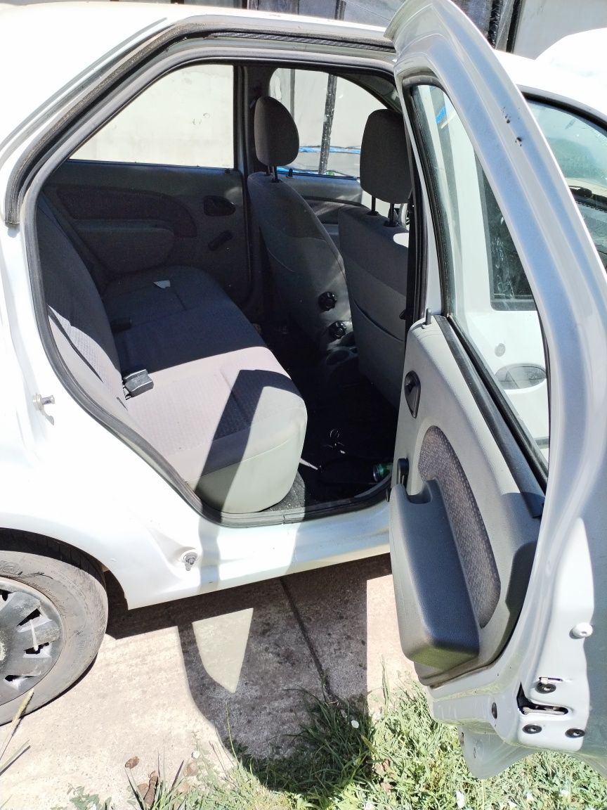 Dezmembrez Dacia Logan