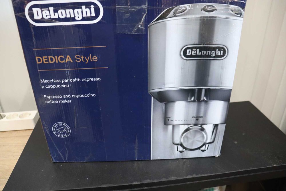 Еспресо кафемашина Delonghi Dedica EC685.M (Метал) 15 Bar, 1350W