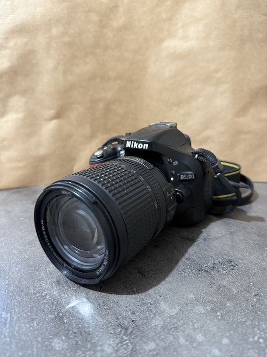Nikon D5200 + obiectiv Nikkor 18-140mm 3.5-5.6