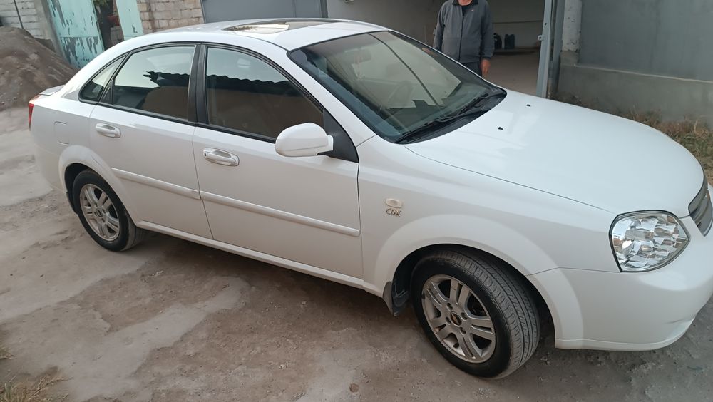 Автомобиль Lacetti