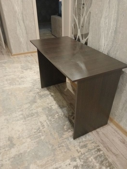 Продаётся стол письменный