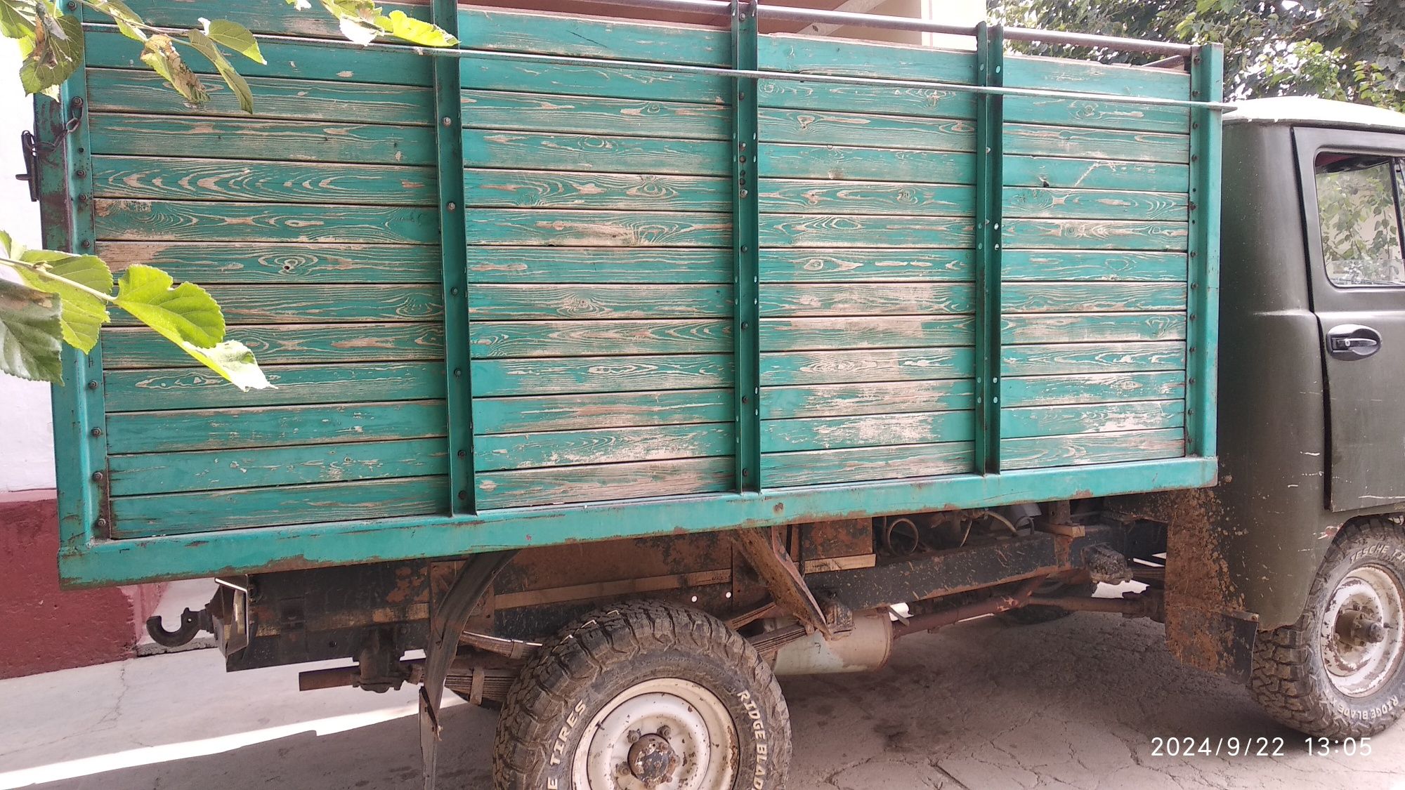 Uaz moshina sotiladi