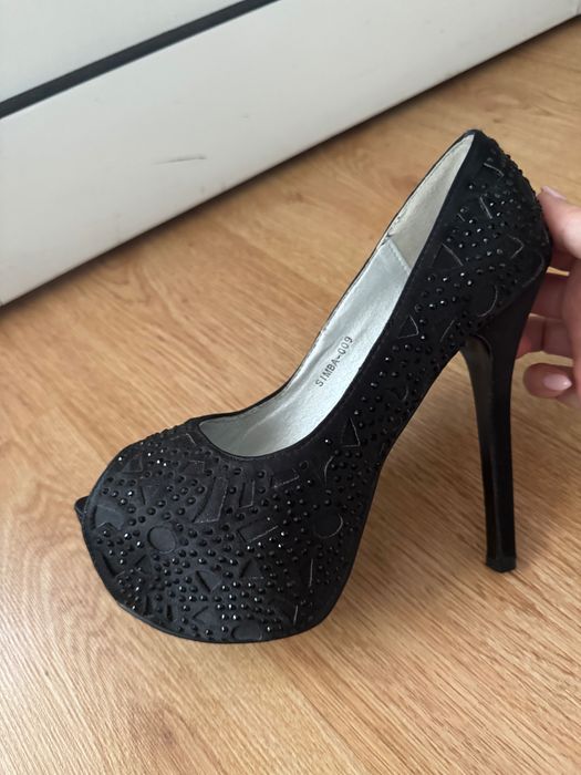 Обувки на висок ток