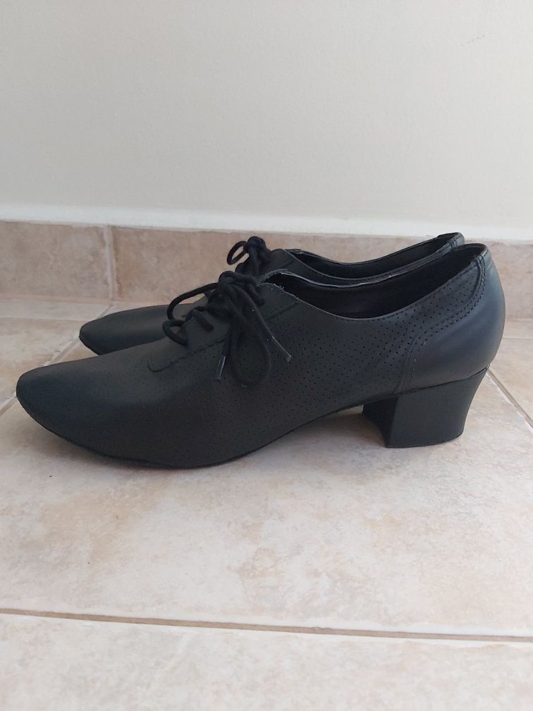 Обувки за спортни танци