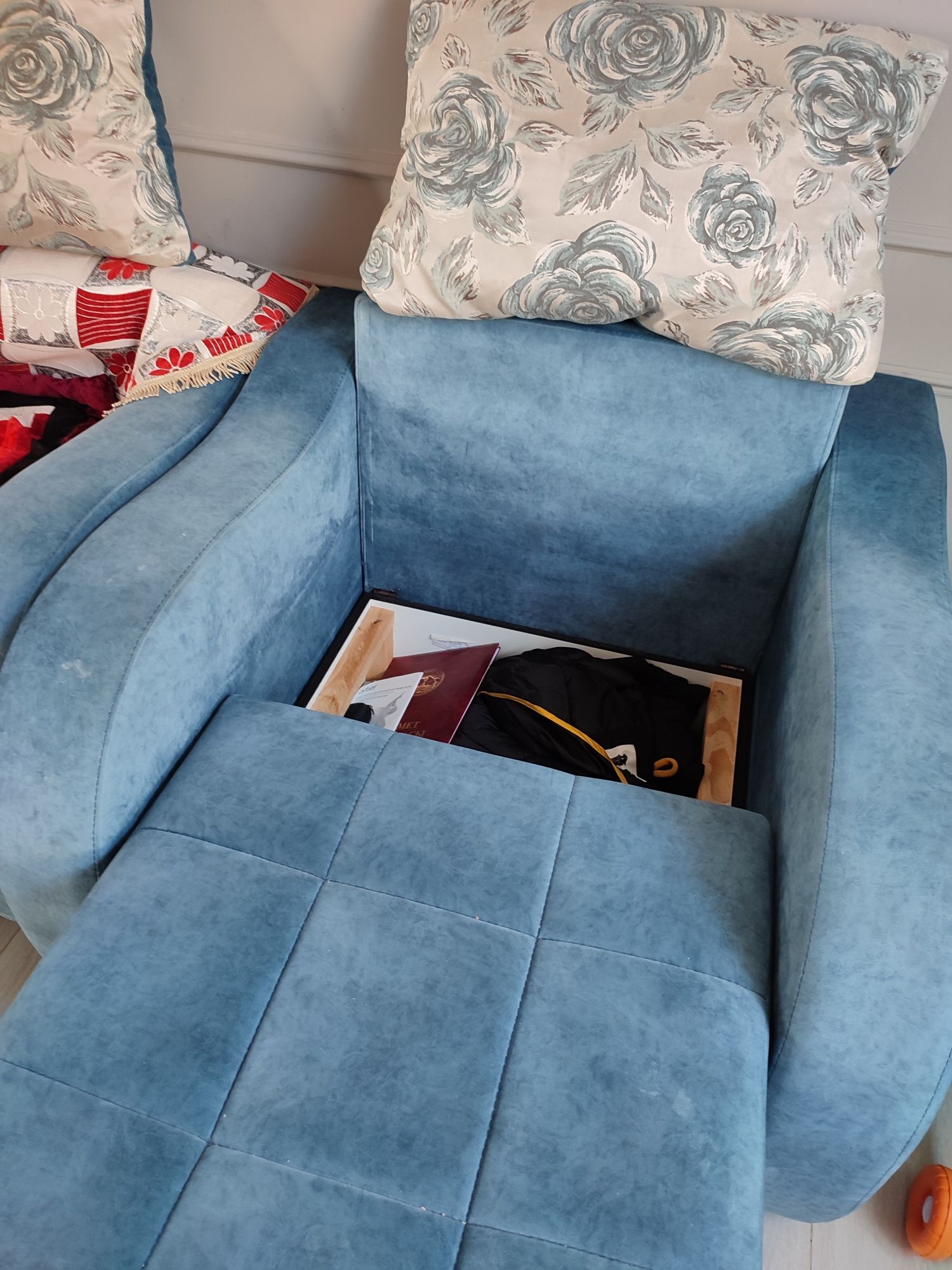 диван гостиной и кресло