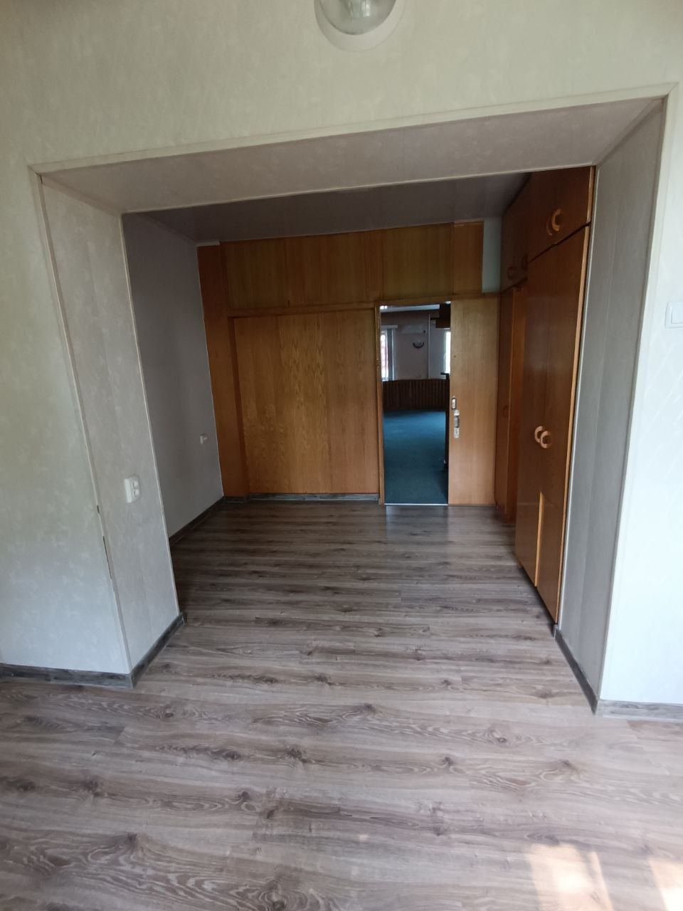 Продается 3 км. Парк Бабур, 3 этаж, не торец, кирпичный дом