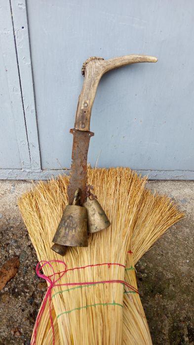 Бронзов звънец и нож