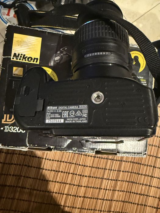 Nikon d3200 utilizat f putin < 2000 cadre +obiectiv 18 55  in cutie