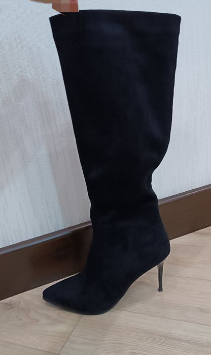 Продаются женские замшевые сапоги 36 размер