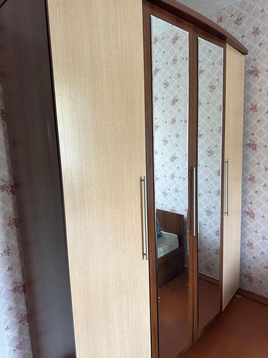 Продам шкаф с зеркалом