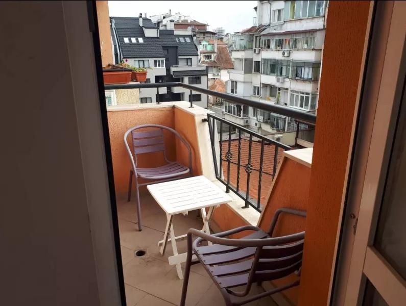 Тристаен апартамент в района на Колхозен пазар!