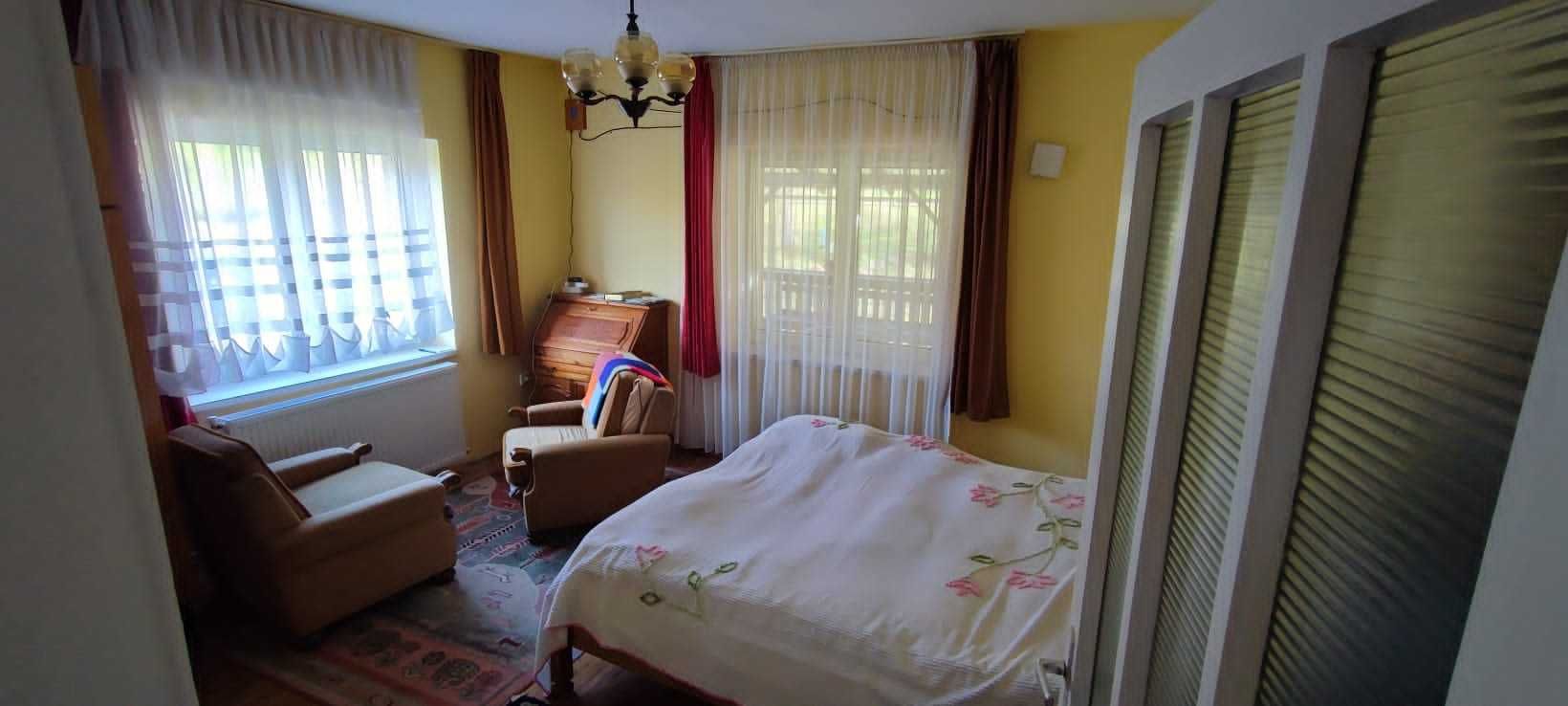 Vind casa cu etaj in muntii expusa la soare toata ziua