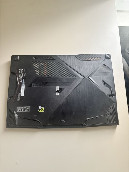 Laptop Gaming MSI GF63• i5-8300H• GTX 1050Ti• cu defecte estetice