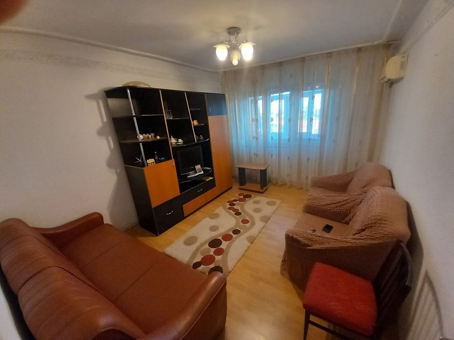 Inchiriez apartament trei camere micro 14, 1500 lei