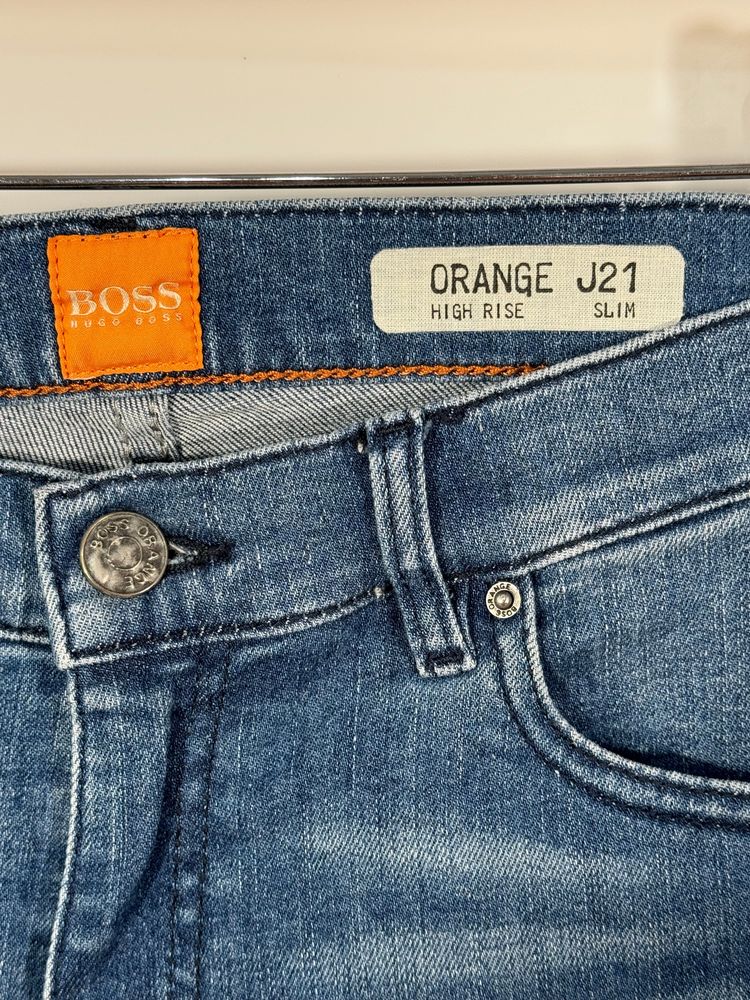 Blugi Hugo Boss.