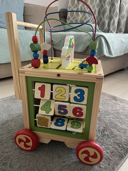 Antemergator cub din lemn interactiv