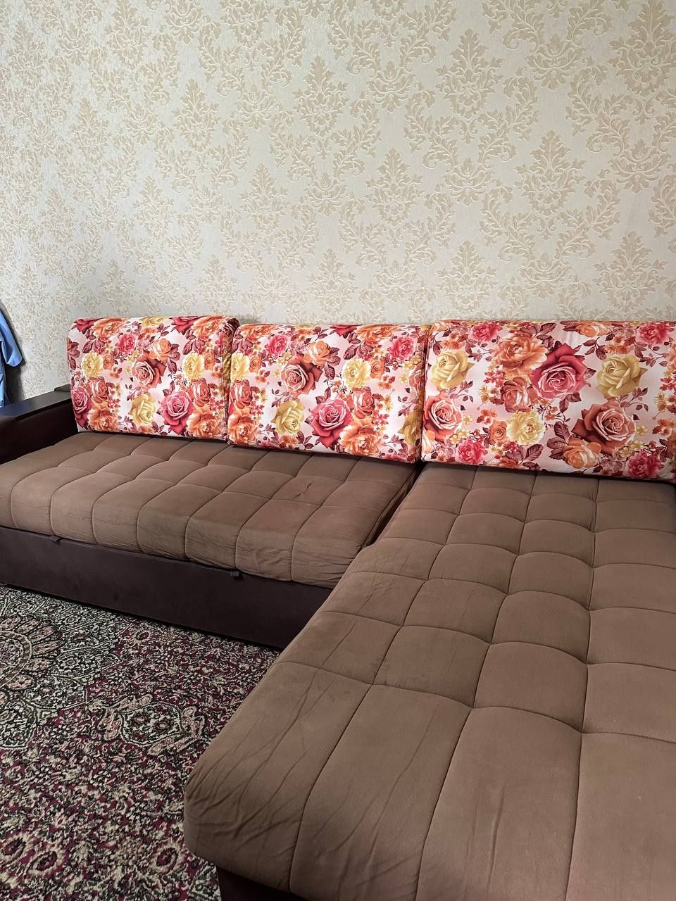 Продаётся диван договорная