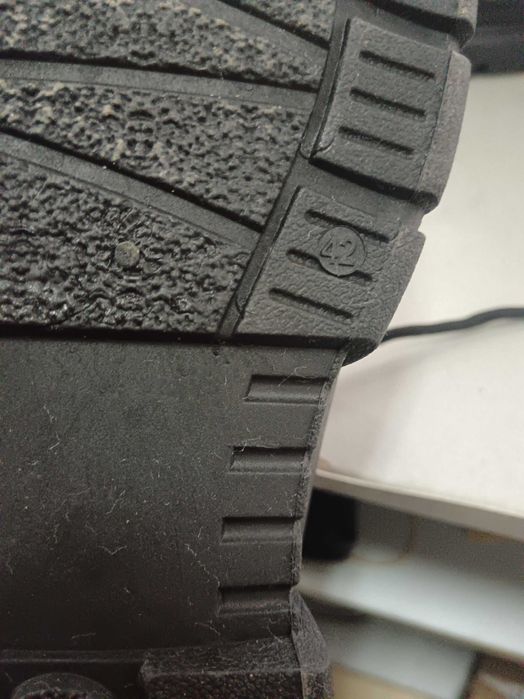 Обувки чисто нови