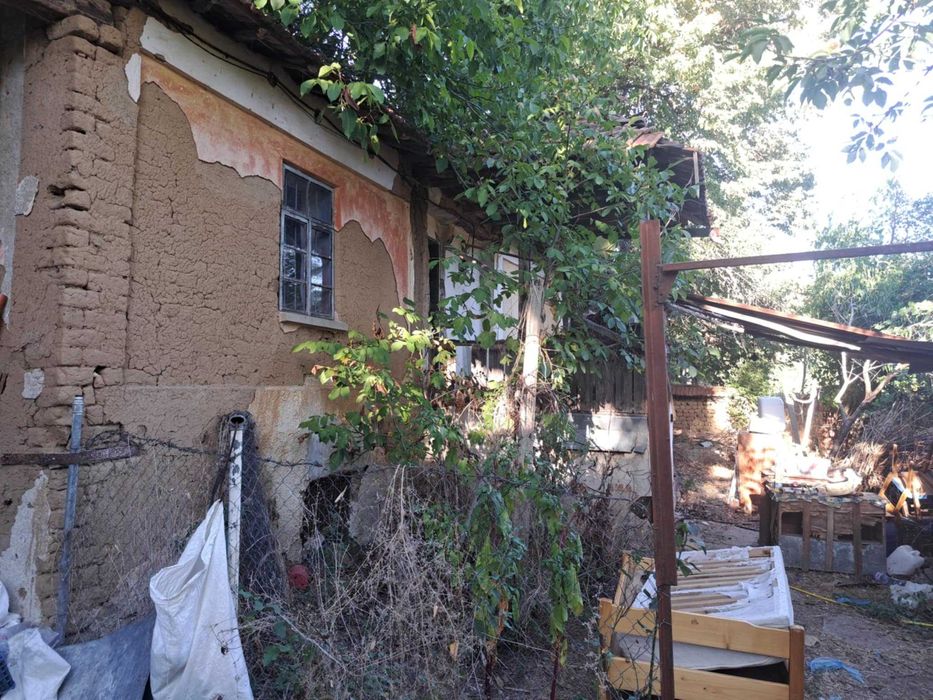 Поземлен имот - с. Смочан (къща с дворно място)