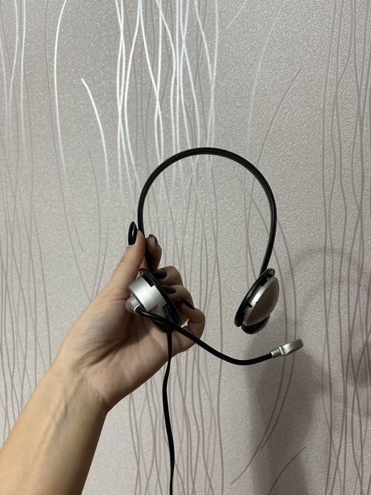 компьютерная USB-веб-камера со встроенным микрофоном.