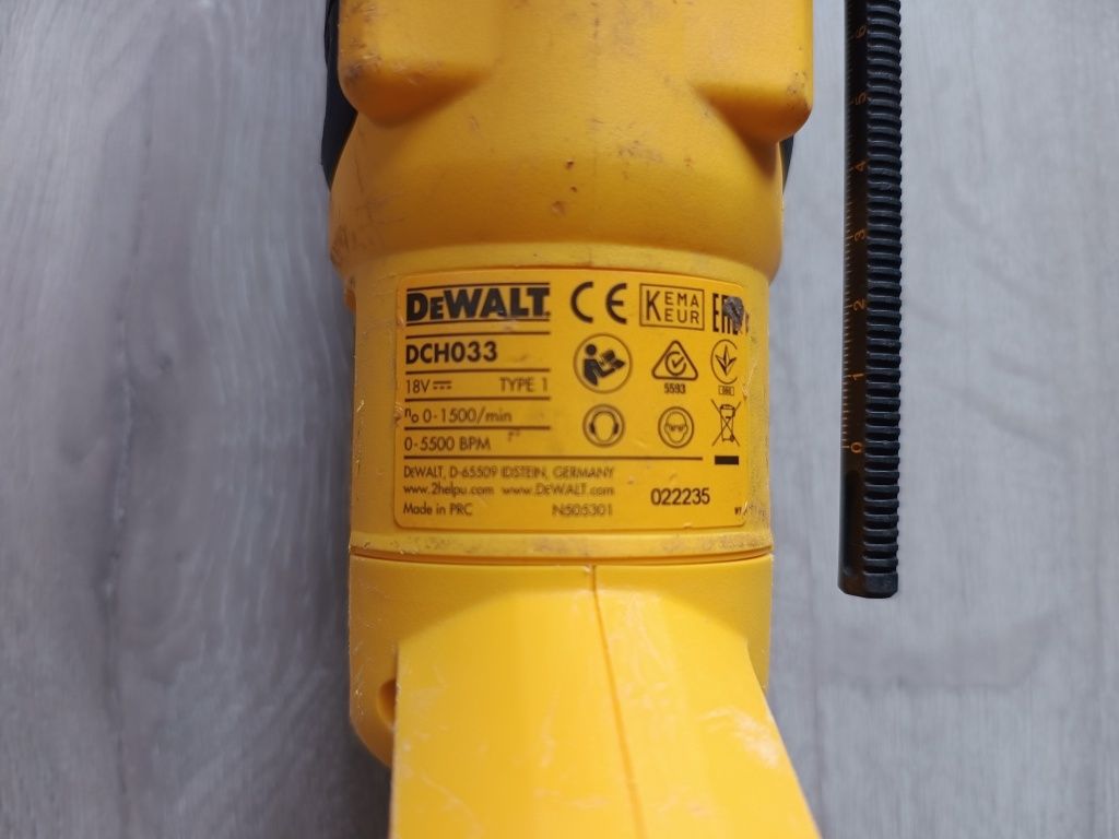 DeWalt DCH033 Ciocan rotopercutor
Motor brushless, far