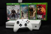 Vând Xbox One S 1TB cu 1 manetă și 4 Jocuri CD