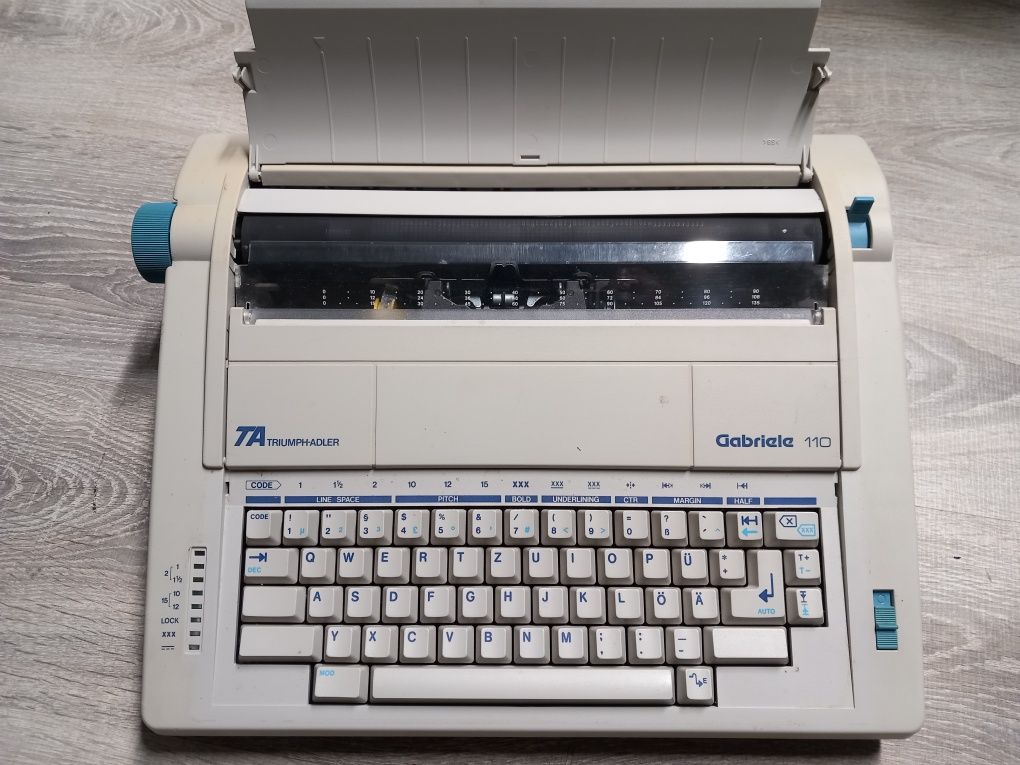 Imprimanta HP si Mașina de scris electrica marca Triumph Gabriele 110