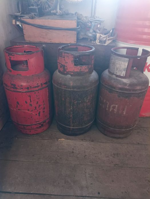 Продаю газовые баллоны 3 штуки по 27 л