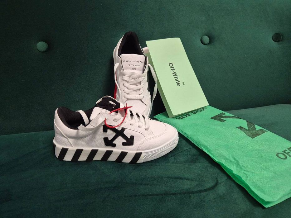 Adidași OffWhite
2x37
1x38
1x39
1x40