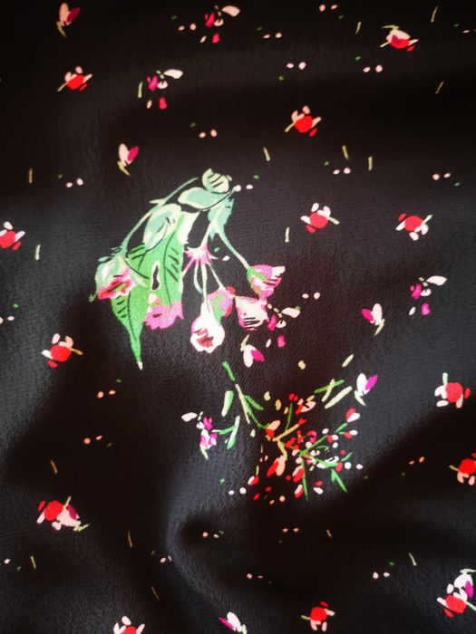 Rochie de zi neagră cu flori
