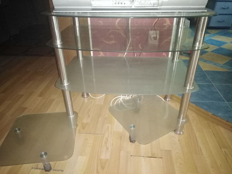 Столик под ТВ продам.