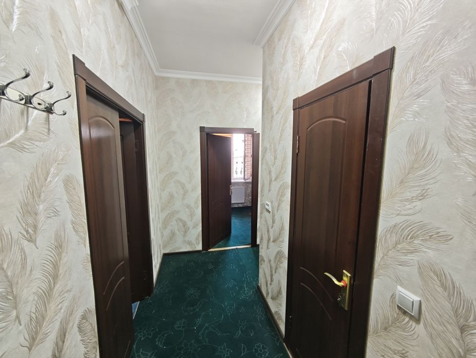 Ko'p qavatli turar joydagi xonadon juda arzon narxlarda sotiladi