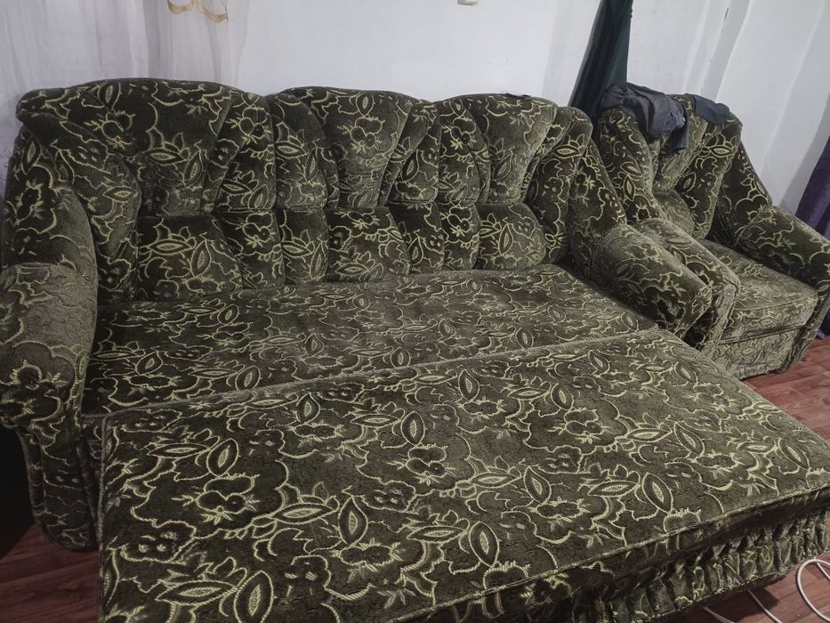 Продам диван с двумя  креслами срочно писать звонить на ватцап .