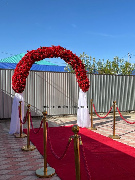 Оформление двора, Арка красная дорожка стойки,Баннер с шарами ицветами