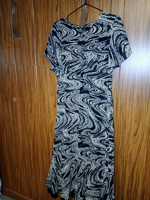 Продам задешего Вечернее платье с модным узортом новое