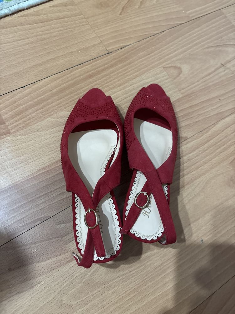 Vand sandale elegante