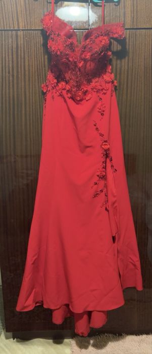 Червена бална рокля