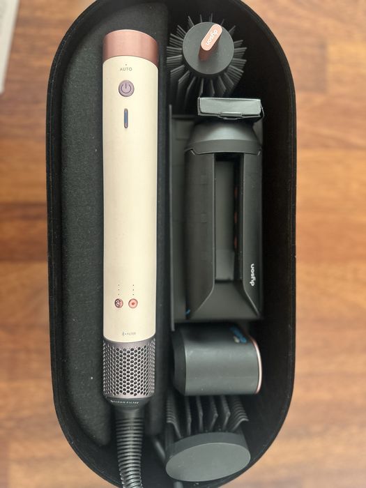 Aparat de coafat si uscator Dyson ultimul model