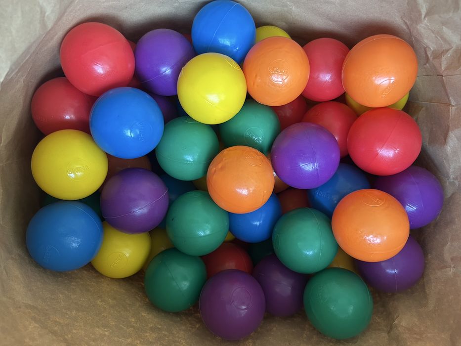 Цветни пластмасови топки