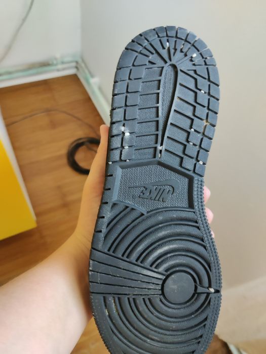 Vând Jordan 1 mid