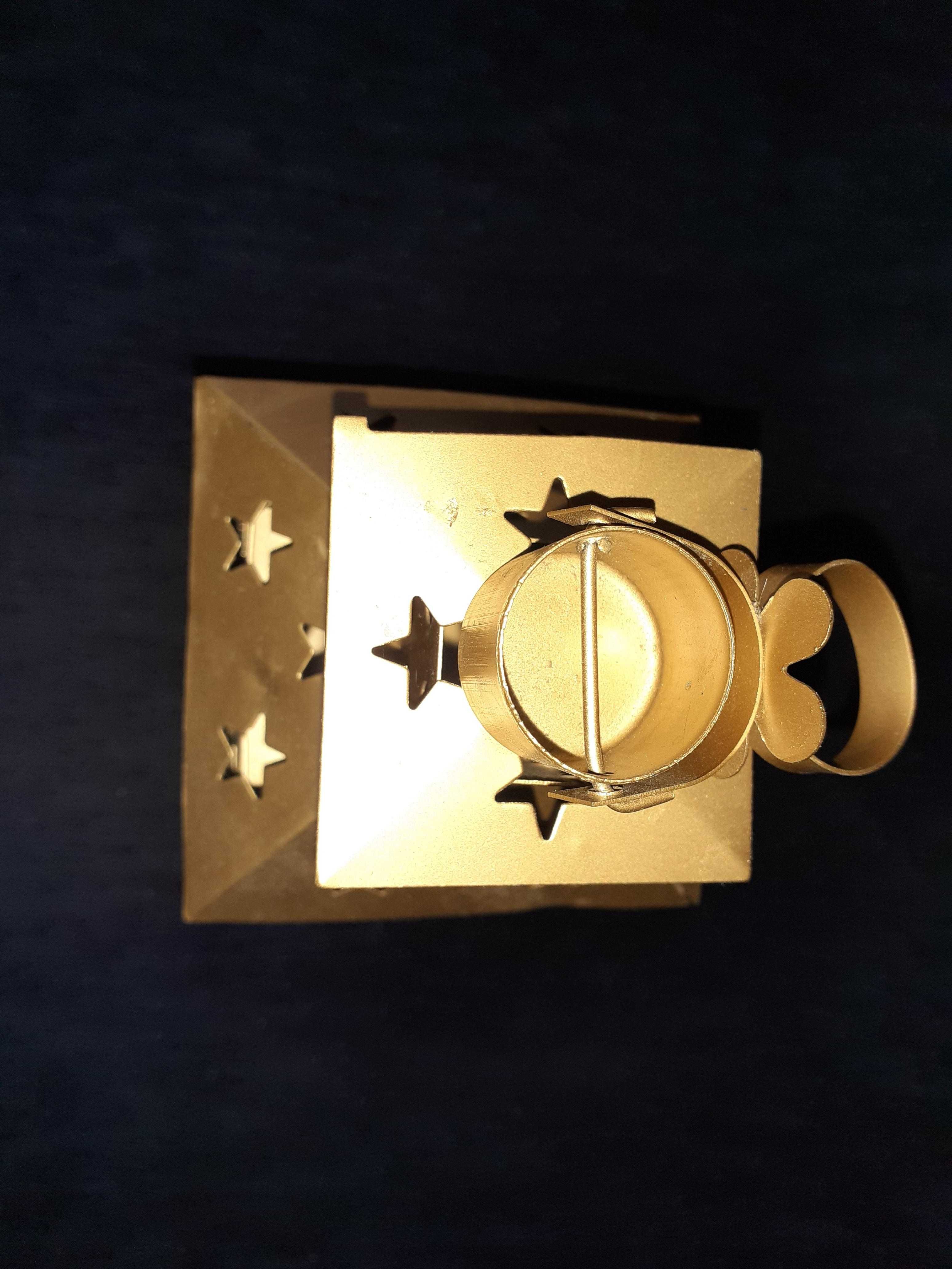 Стар красиво декориран ръчен фенер за свещ с вратичка и халка