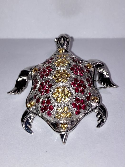 Brosa aur alb 18kt.cu rubine și safire