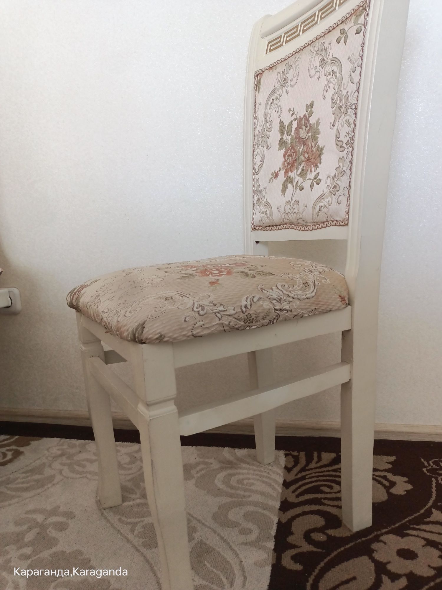 Продаю красивые стулья