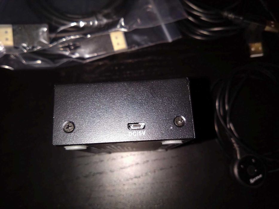 KVM Switch/Превключвател за два компютъра - 2 * DisplayPort & 4 * USB