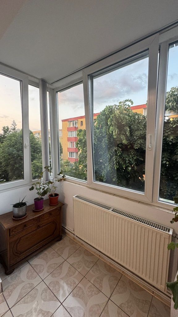 Apartament 2 camere semidecomandat de închiriat