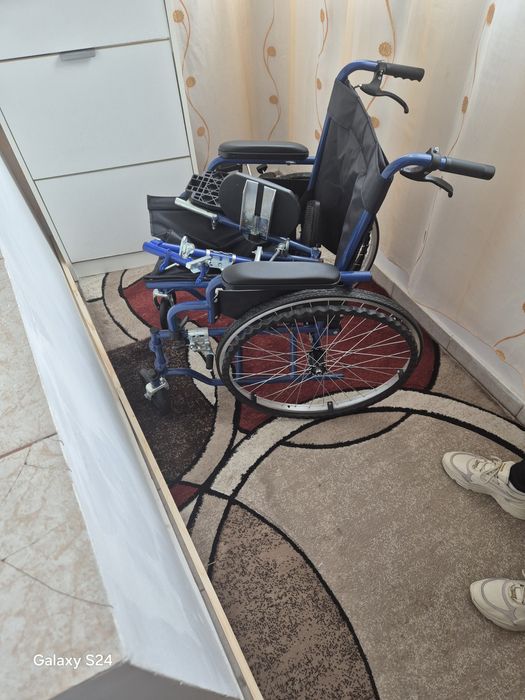 Vind scaun cu rotile nou cu diferite accesorii