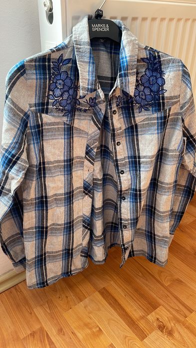 Vând 3 cămăși S , 30 lei