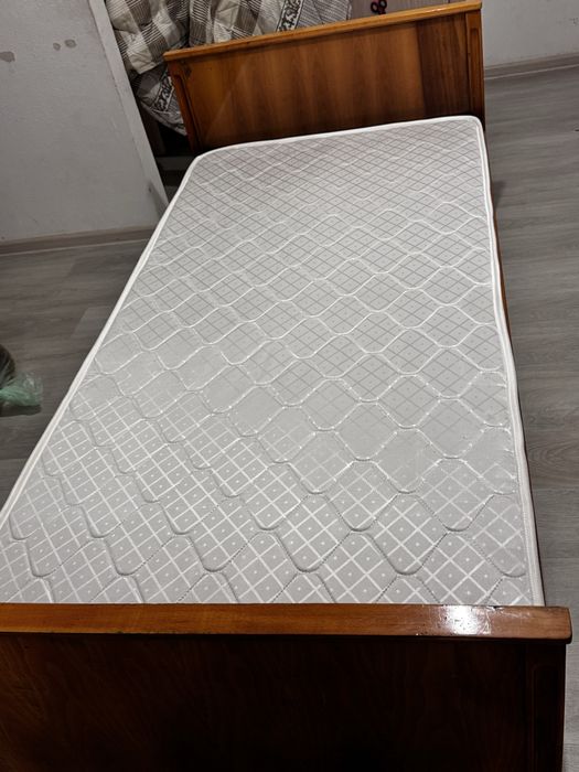 Кровать б/у 90*190 продаю с матрацем новым