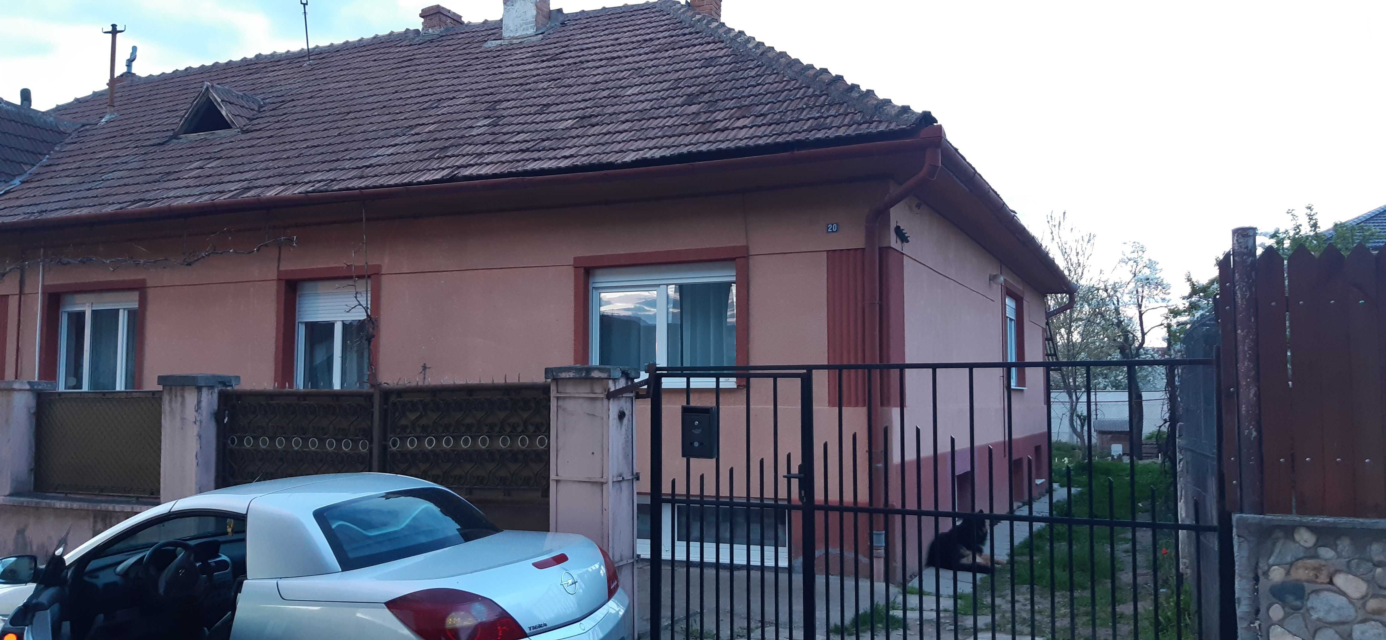 Casa de vanzare singur in curte cu teren