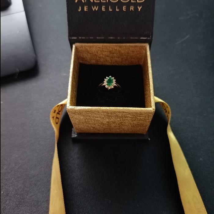 Златен пръстен. Emerald/смарагд/изомруд) и 12 диаманта
